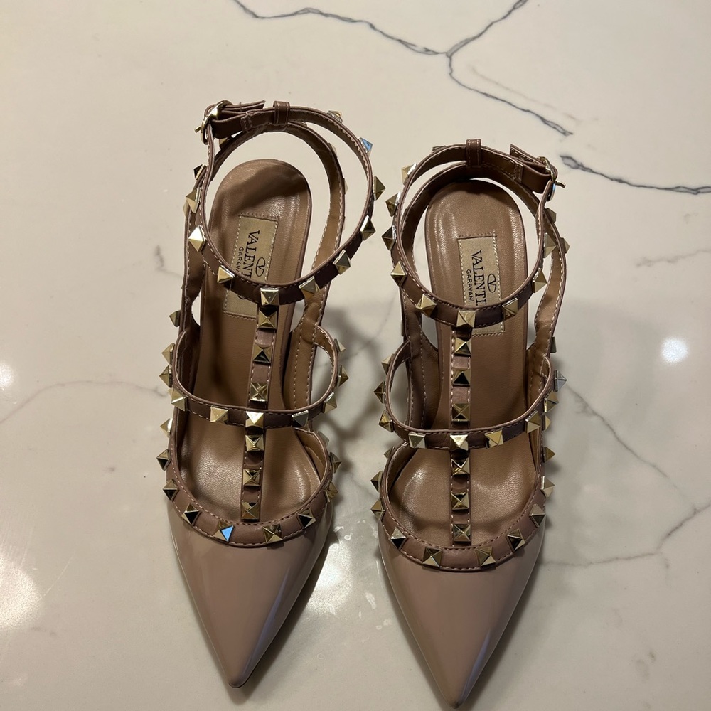 Size 38 (7.5) Valentino pumps!